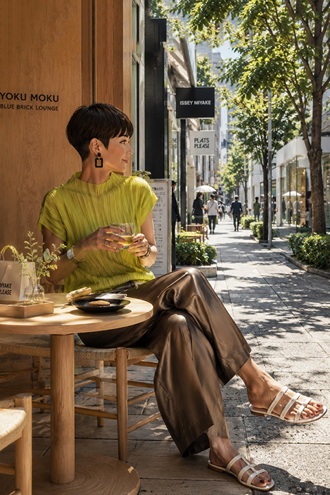 Stradine eleganti di Aoyama a Tokyo tra boutique di design e caffè nascosti