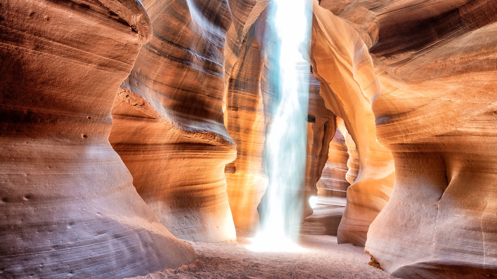 Antelope Canyon: giochi di luce nella roccia