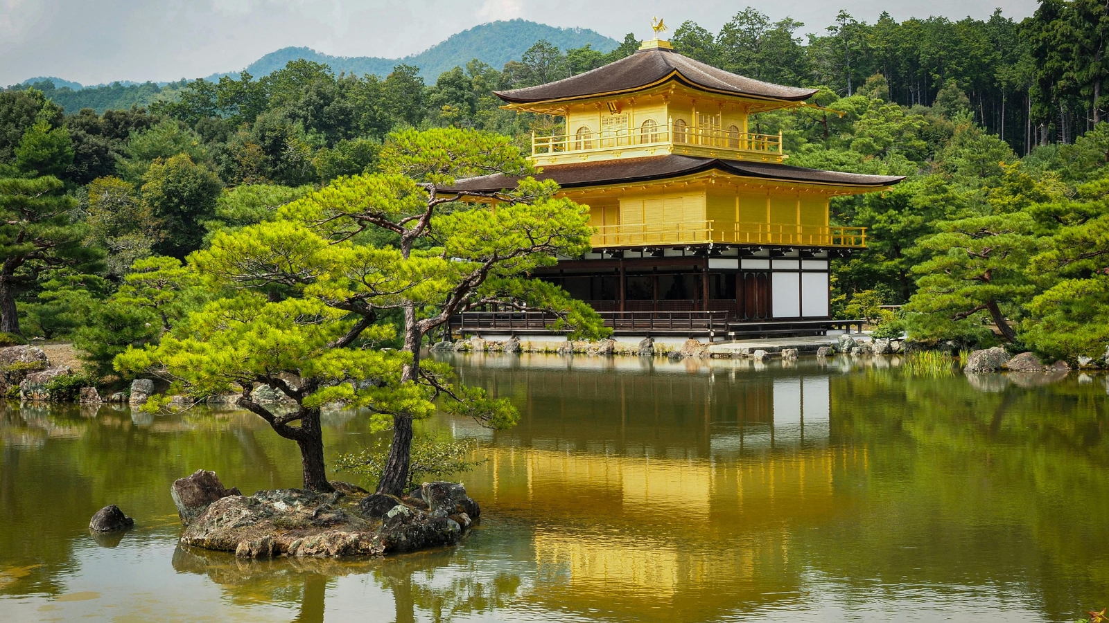 Padiglione d'Oro e giardino zen di Kyoto, riflessi nello stagno