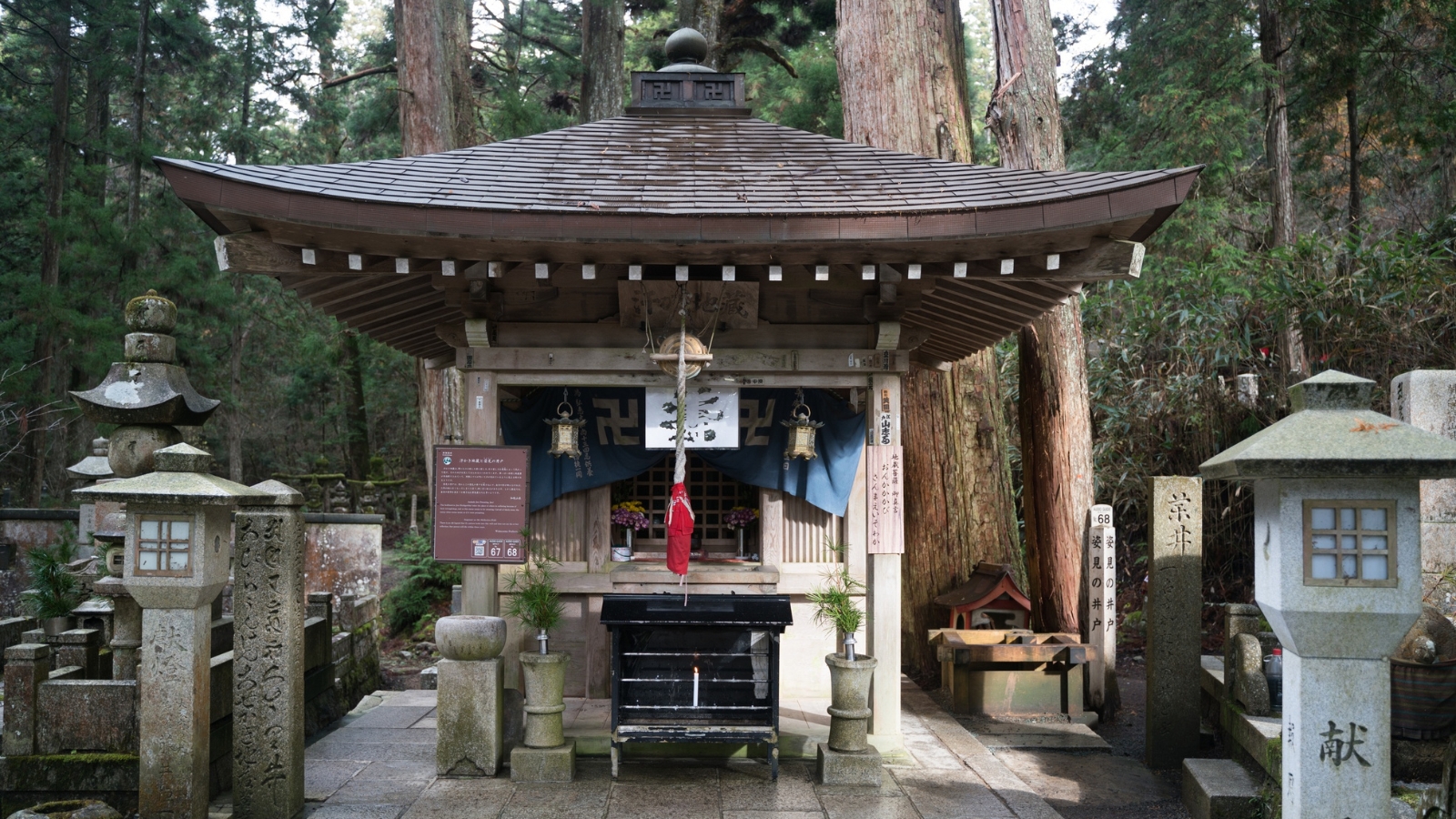Monte Koya: Okunoin e atmosfera spirituale