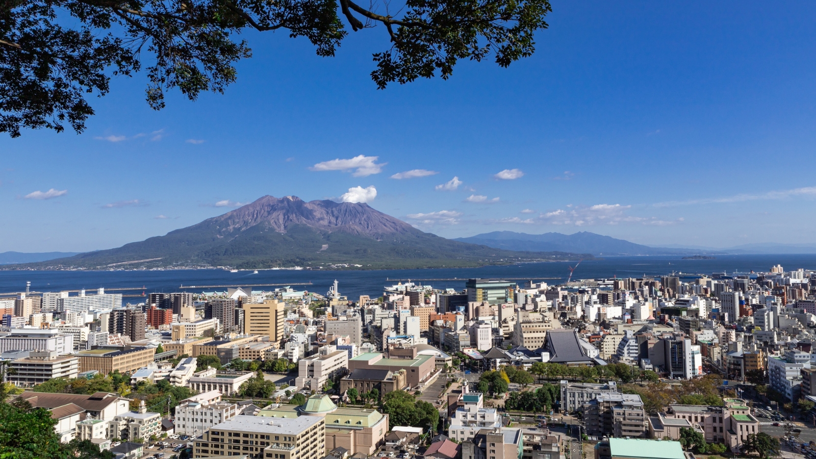 Kagoshima: vista sul vulcano Sakurajima e giardini sul mare
