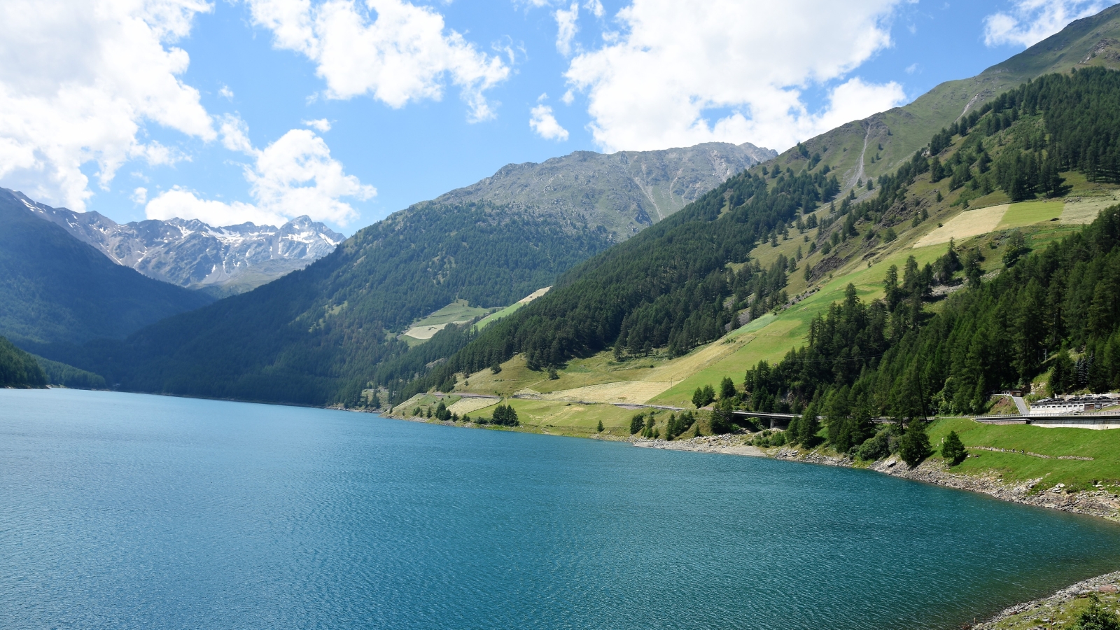 Hardangerfjord tra frutteti, montagne e acqua calma, arrivo a Ulvik
