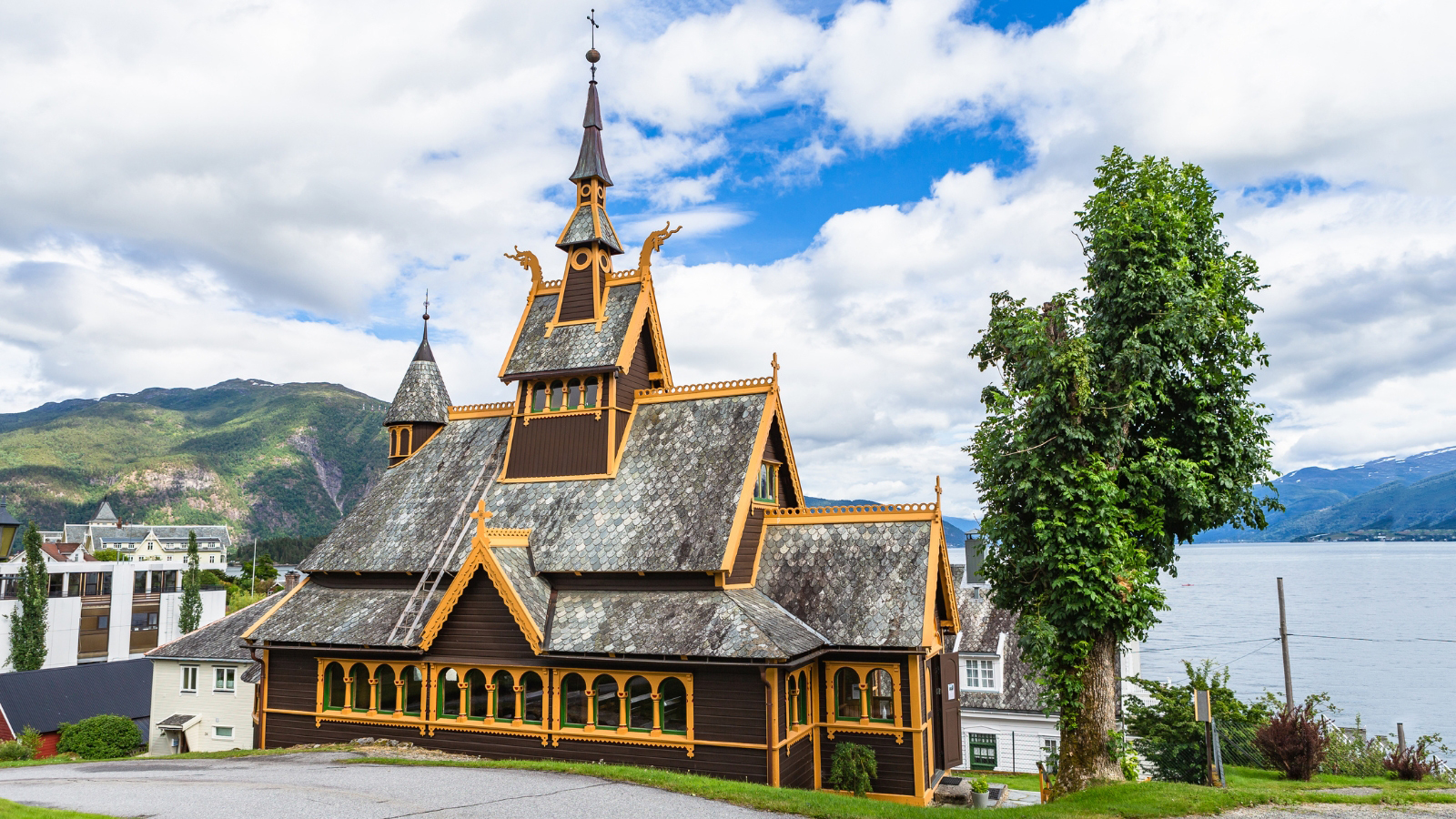 Sognefjord: acque profonde e pareti rocciose, arrivo a Balestrand